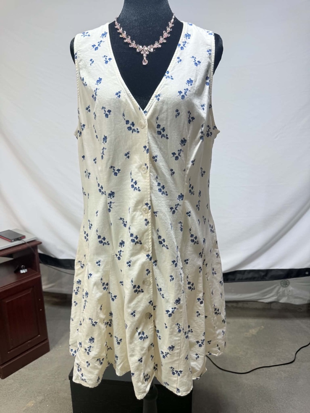 #447 Universal Thread Cream & Blue Floral Button-Front Dress Size L – Sleeveless